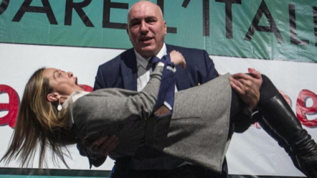 Il coordinatore di Fd'I Guido Crosetto piange in diretta tv per i licenziamenti Embraco