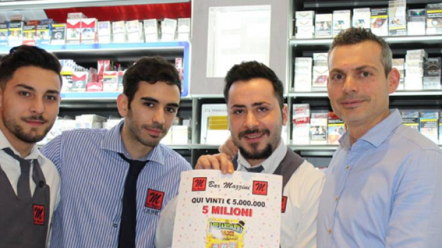Il proprietario del Bar Mazzini con il biglietto vincente