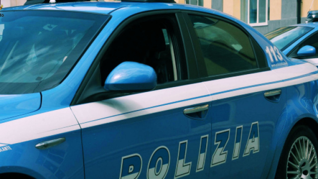 L'84enne ha tentato di colpire i poliziotti con una lima di ferro.