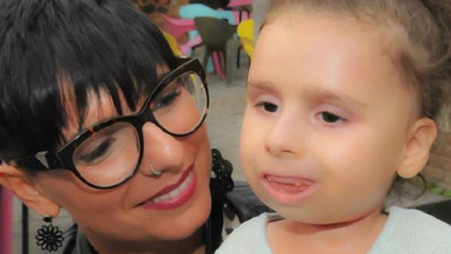 La piccola Beatrice con la sua mamma (Facebook)