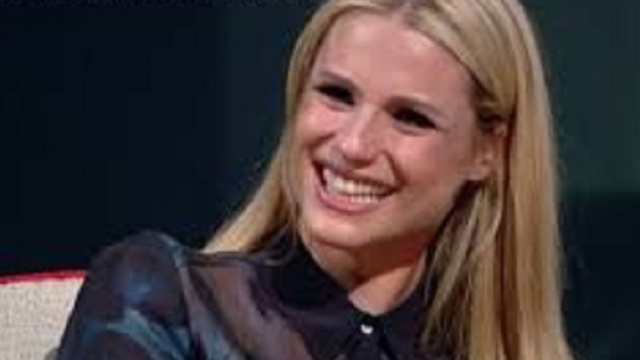 Michelle Hunziker intervistata da Maurizio Costanzo