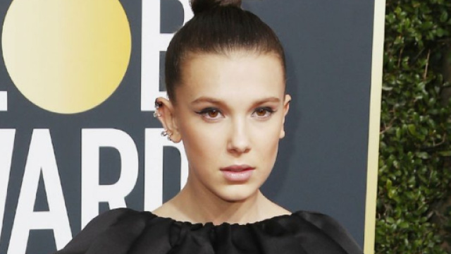 Millie Bobby Brown sfila da sola (con un vestito da adulta) ai ... - serializzati.com
