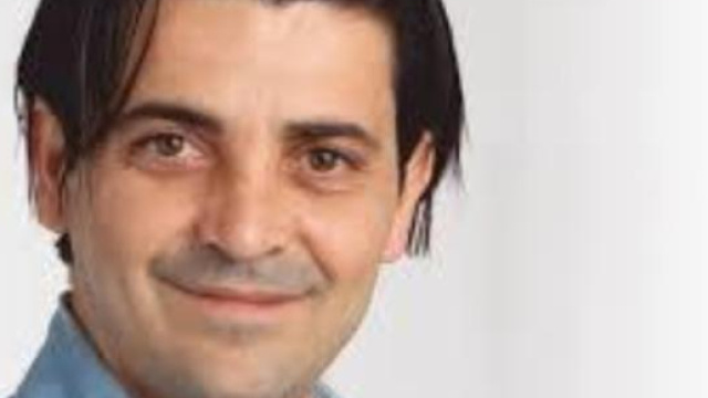 Rosario Dezio, consigliere comunale, tortura un bracciante romeno.