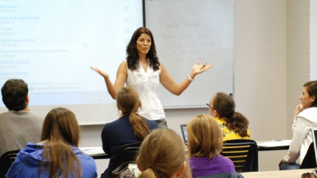 Un'insegnante durante una lezione in classe
