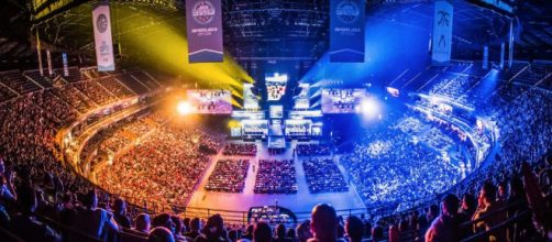 Estadio lleno de espectadores viendo los Worlds de League Of Legends