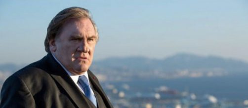 G&eacute;rard Depardieu en una imagen de la serie 'Marsella', con la ciudad al fondo.