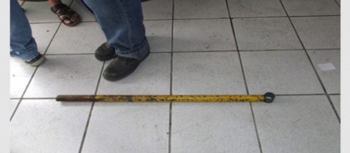 Jovem &eacute; abusada com barra e ferro