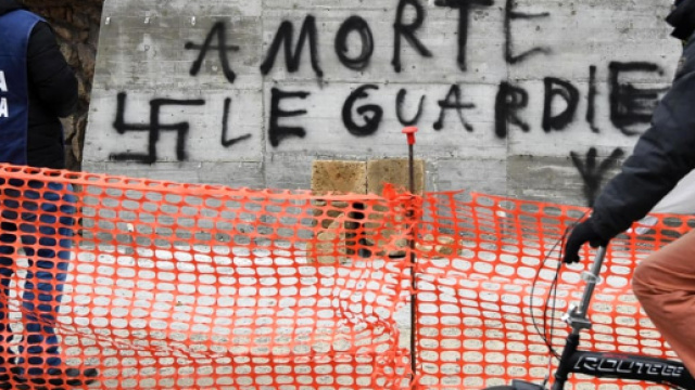 ALDO MORO, SCRITTA E SVASTICHE SULLA LAPIDE IN VIA FANI, ROMA - teleambiente.it