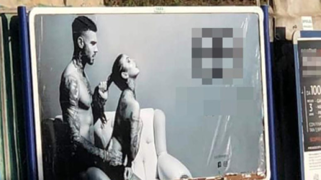 E' polemica sul cartellone pubblicitario