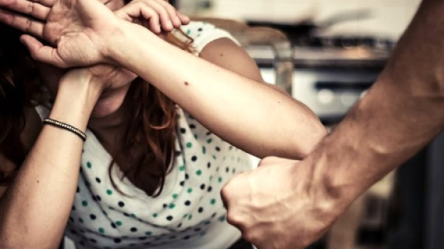 Picchia e minaccia la madre per ottenere soldi per la droga