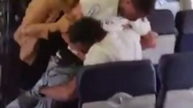 Rissa in aereo per eccessive flatulenze, atterraggio di emergenza
