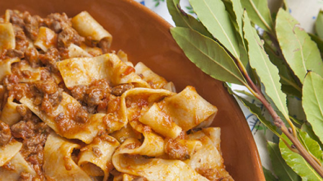 Un vassoio di pappardelle al cinghiale.