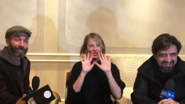 Alessia Marcuzzi mentre ascolta la registrazione audio di Striscia