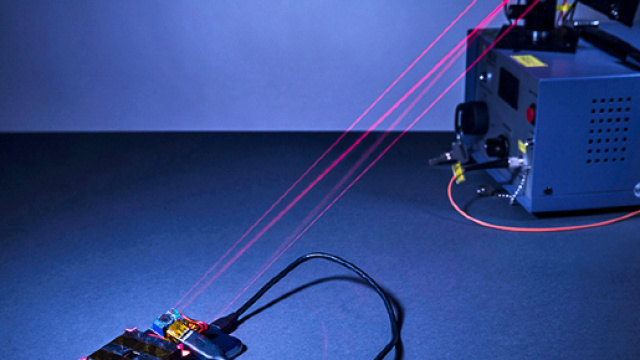 Il laser che ricarica il telefono a distanza