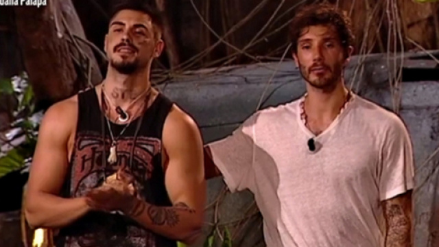 Isola, De Martino coinvolto nel canna-gate con Monte: Stefano chiama la Marcuzzi