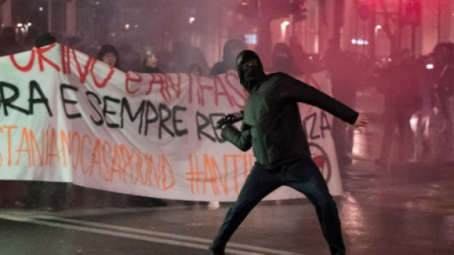 Torino, scontri tra polizia e manifestanti