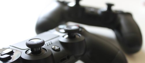 video game controllers, sourced from static.pixeles.com