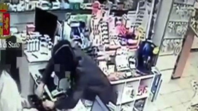 AQ Pescara un rapinatore seriale &egrave; stato arrestato grazie a un video diffuso su un gruppo di WhatsApp animato da poliziotti