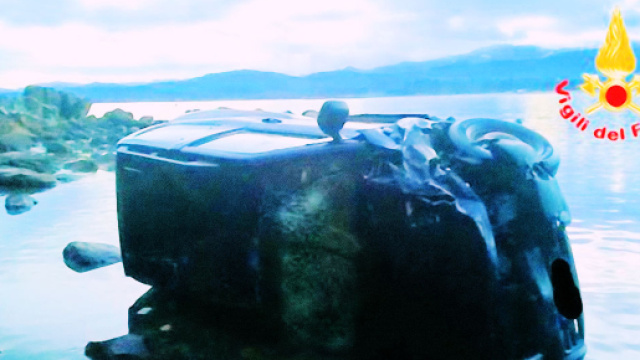 Il fuoristrada &egrave; finito in acqua dopo un volo di oltre 5 metri.