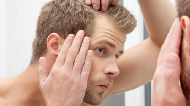 Microiniezioni di CO2 stimolano il microcircolo del cuoio capelluto contrastando la caduta dei capelli.