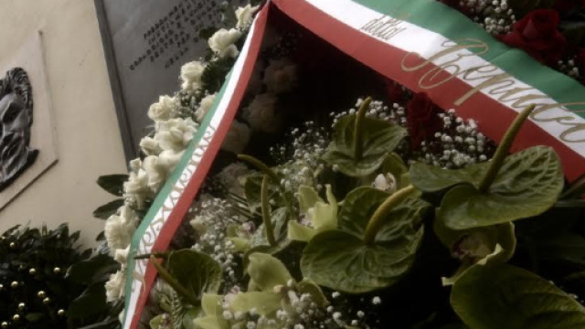 Moro, &ldquo;Morte alle guardie&rdquo; e svastiche su targa ... - omniroma.it