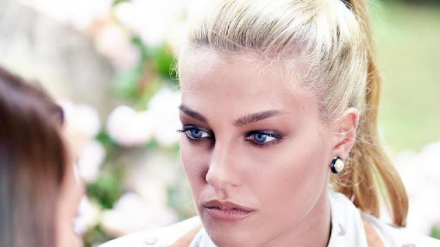 Raffaella DiCaprio, nei panni di Giovanna, ragazza che cerca le sue origini.