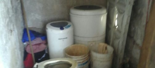 El ba&ntilde;o en su principio sin conexi&oacute;n de agua y puerta