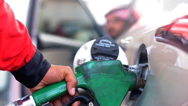 Auto ferma mentre viene effettuato il rifornimento