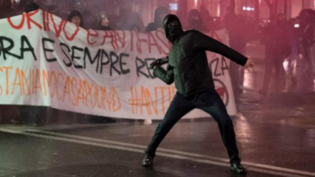Un'immagine degli scontri di Torino, &egrave; tornata la violenza politica tra fascisti e antifascisti?