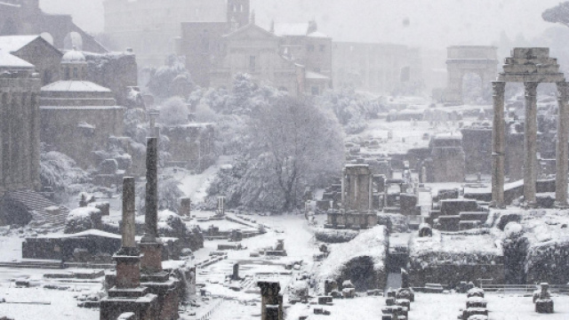 Ecco come si presentavano stamatina i Fori Imperiali imbiancati.