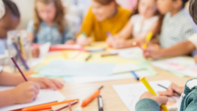 I bambini che usano troppo la tecnologia del touchscreen non sanno poi impugnare una matita (fonte theguardian)