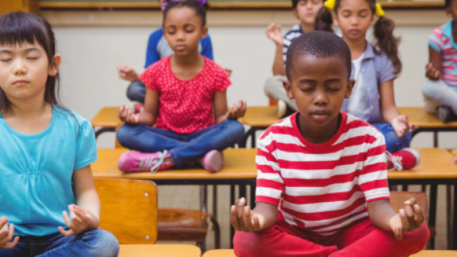 Lezioni di meditazione potrebbero aiutare i bambini a raggiungere un maggiore benessere mentale.