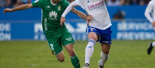 Diegui y Febas pelean un bal&oacute;n en La Romareda. Foto: Daniel Marzo