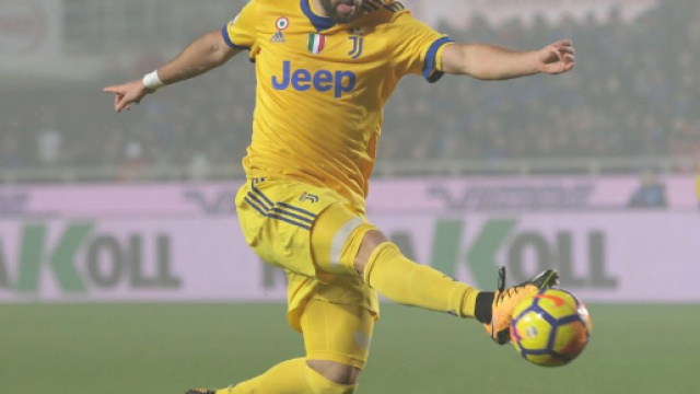 Buffon e Higuain migliori in campo contro l'Atalanta. 'Papu' Gomez ... - fanpage.it