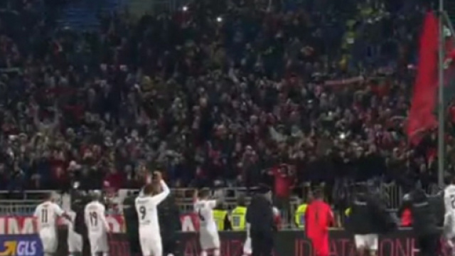 I calciatori del Foggia esultano con i tifosi rossoneri giunti a Novara dopo il fischio finale