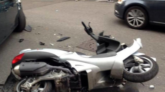Incidente a Palermo, cade in motorino e muore