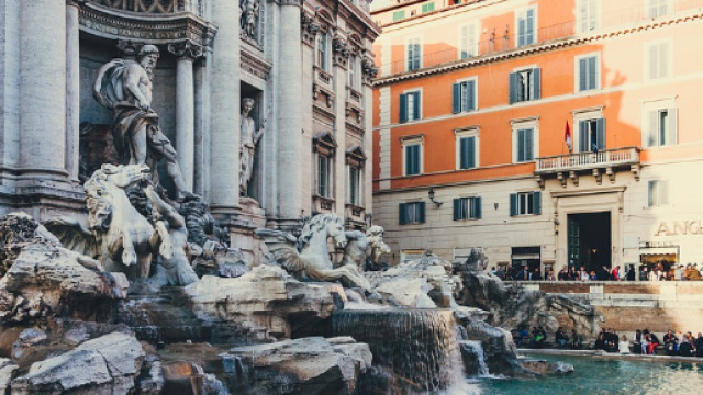 La Fontana di Trevi circondata da turisti