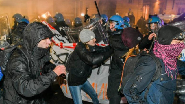 Antifascisti contro CasaPound, guerriglia nelle strade di Torino ... - lastampa.it