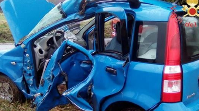 Calabria, muore dopo essersi schiantato contro un albero.