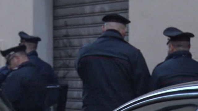 Carabinieri fotografati nel corso di un'operazione