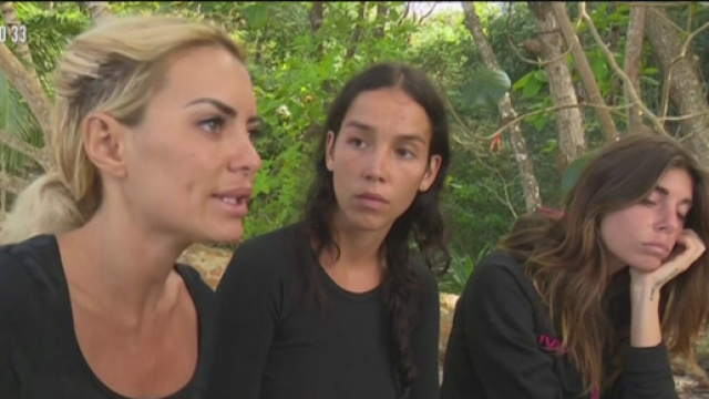 Da sinistra Elena Morali, Paola Di Benedetto e Bianca Atzei