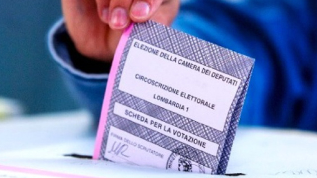 Elettore inserisce la scheda nell'urna