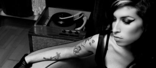 Amy Winehouse en el video de la canci&oacute;n 'back to black'