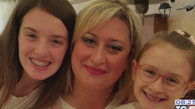Antonietta Gargiulo con le figlie Alessia di 13 anni e Martina di 7. La donna &egrave; l'unica superstite della strage compiuta ieri dal marito.