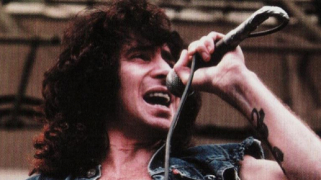 Bon Scott: guarda le foto pi&ugrave; belle della leggenda degli AC/DC