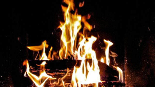 Padre getta alcool nel camino, bimbo di tre mesi va a fuoco