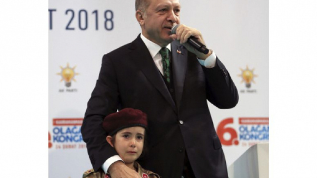 Erdogan invita una bambina di sei anni sul palco e lei piange