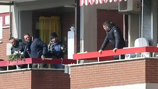 Luigi Capasso fuori dal balcone che parla con le forze dell'ordine