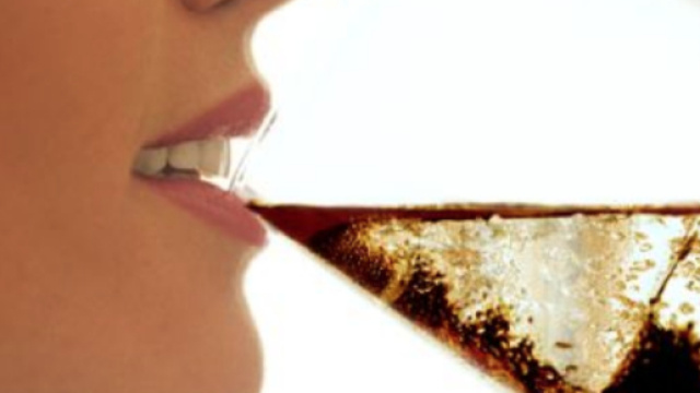 Mai bere coca cola insieme ad alimenti processati
