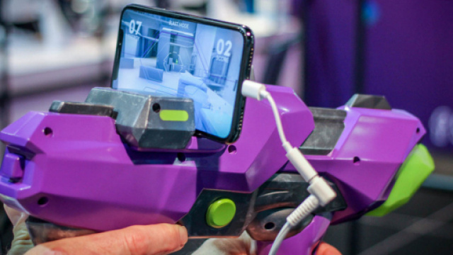 Merge 6DoF Blaster: il fucile giocattolo che ci immerge in un videogioco